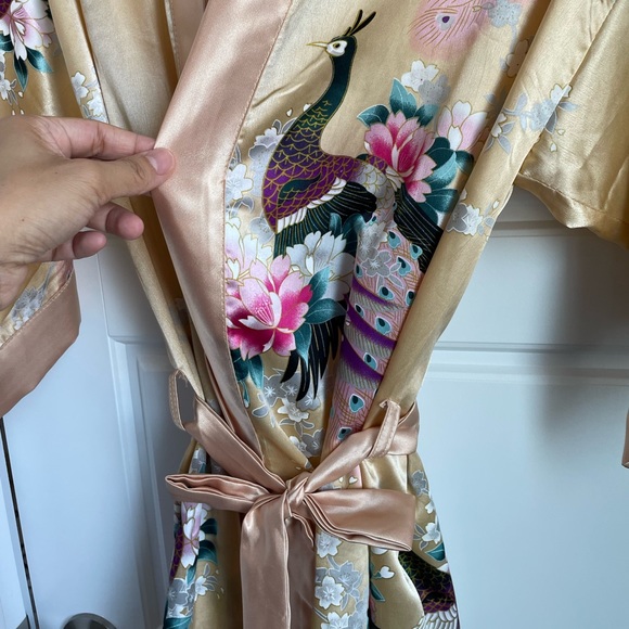 CREAM-COLORED SILK ROBE FROM VIETNAM - Picture 2 of 10